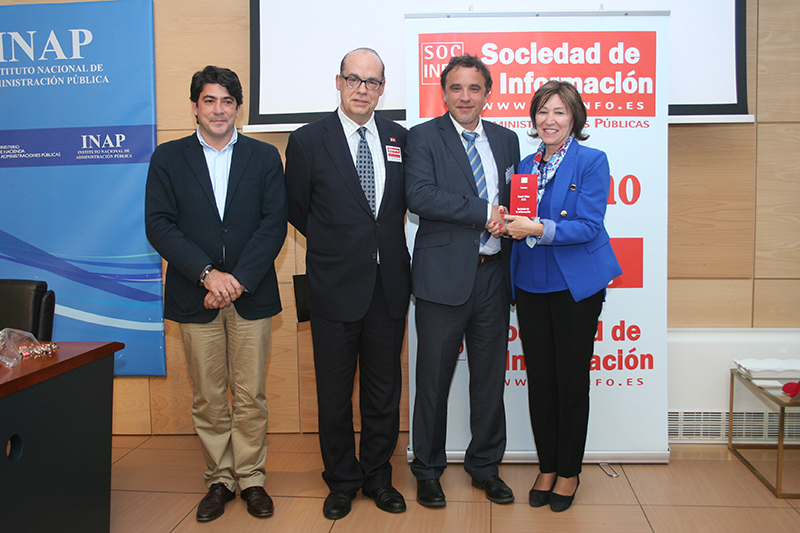 Conrado Toro nuestro Director General, entrega el premio Smart Cities socinfo 2015 a los responsables del Ayuntamiento de Madrid por su proyecto de movilidad