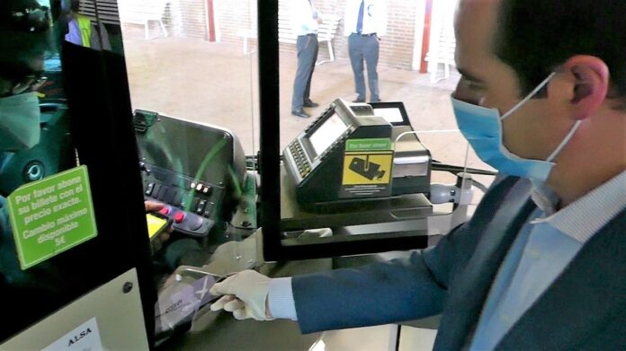 La tarjeta XGuada se renueva gratis en los autobuses